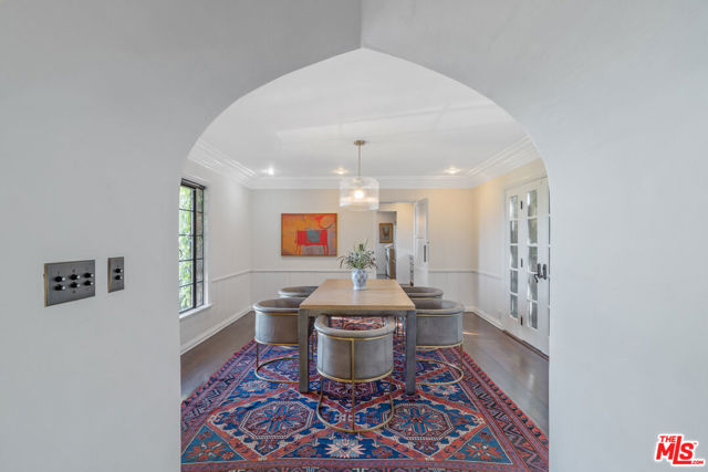 3827 Carnavon Way, Los Angeles CA: https://media.crmls.org/mediaz/aa7a7fce-2f8a-4ab8-bbbc-7fe86457b276.jpg