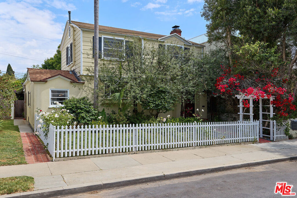 820 Crestmoore Place