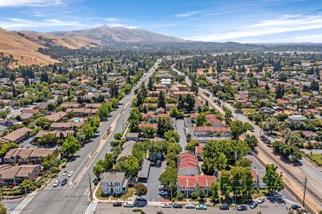 https://media.crmls.org/mediaz/aa7df5a6-cd66-4b7f-9ac9-37816a759347.jpg?preset=X-Large