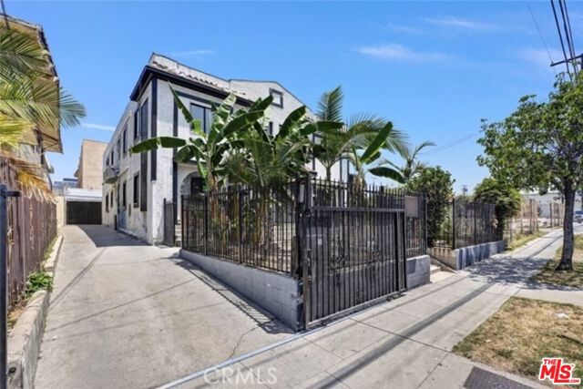 2627 San Marino Street, Los Angeles CA: https://media.crmls.org/mediaz/aa7e4465-35a1-4e90-97d7-89cccfe3b968.jpg