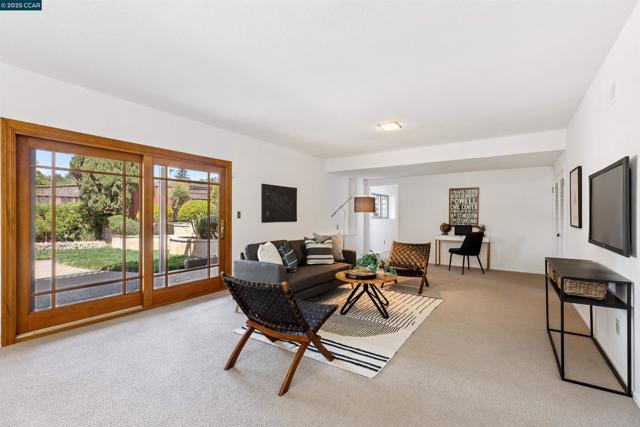 4051 Rhoda Ave, Oakland CA: https://media.crmls.org/mediaz/aa7e4d83-a89b-4163-ac93-04d662e17a19.jpg