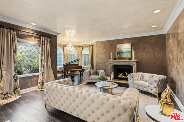 3170 KINGS Court, Los Angeles CA: https://media.crmls.org/mediaz/aa7e93bd-ca8b-4ae1-a68f-e188cf4a64a2.jpg