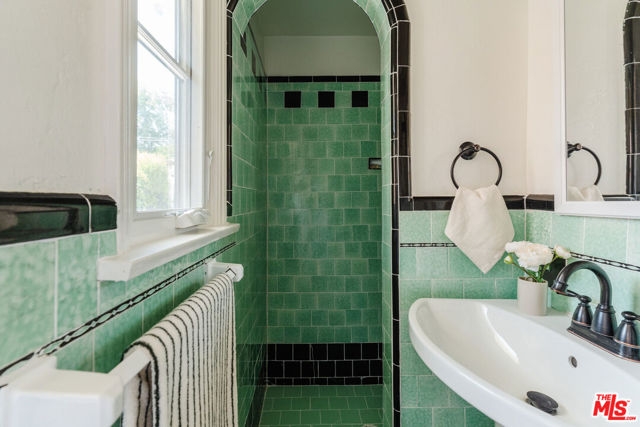 3975 Sutro Avenue, Los Angeles CA: https://media.crmls.org/mediaz/aa7f421a-b79e-4f02-ba41-e9836fec8077.jpg