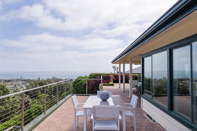 951 Skylark Dr, La Jolla CA: https://media.crmls.org/mediaz/aa7fc5da-2870-48bb-bc77-080418d6af77.jpg