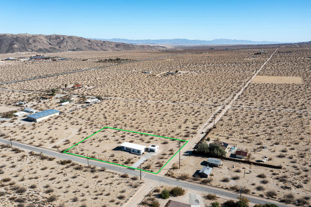 66050 Cottonwood Drive, Joshua Tree CA: https://media.crmls.org/mediaz/aa802f0c-9fec-448e-9cf3-1841ef7818e6.jpg