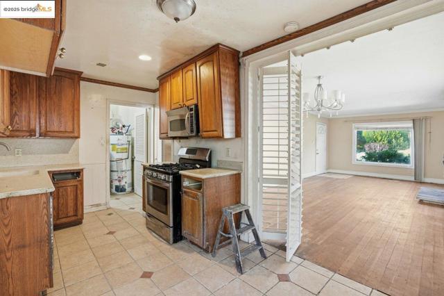 4116 Kentwood Ct, Oakland CA: https://media.crmls.org/mediaz/aa80b049-0458-4363-9387-be54855e3685.jpg