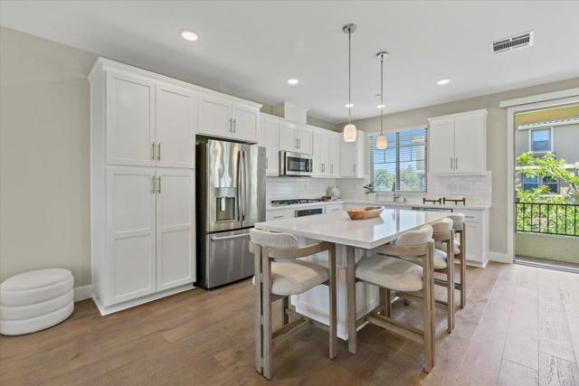 639 Cinnamon Circle, Mountain View CA: https://media.crmls.org/mediaz/aa81a1b7-bd9e-4ae3-9392-8177578a0d57.jpg