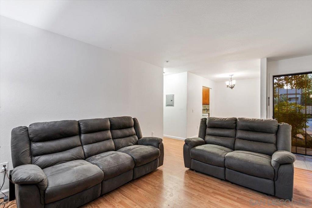 https://media.crmls.org/mediaz/aa81df50-d29f-4469-8de0-c57d3923ba18.jpg?preset=X-Large