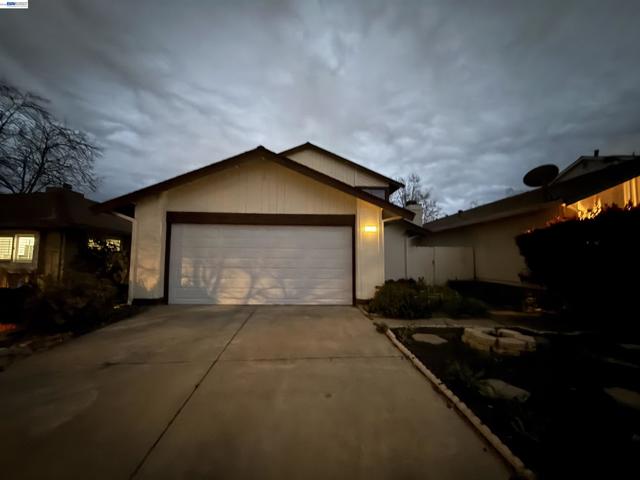 2203 Glenmount Dr, Pittsburg CA: https://media.crmls.org/mediaz/aa8266aa-ddd0-4254-a4ee-6d9feac5ff66.jpg