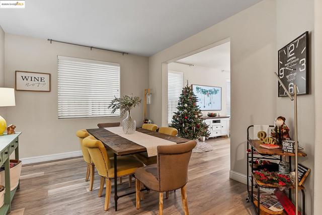 716 Cabada Dr, Brentwood CA: https://media.crmls.org/mediaz/aa82b345-0241-49ec-aa74-7aa941011644.jpg