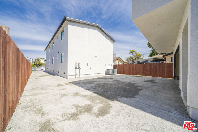 236 W 84th Place, Los Angeles CA: https://media.crmls.org/mediaz/aa82f19f-4329-459c-b72e-3d8e66ee39f9.jpg