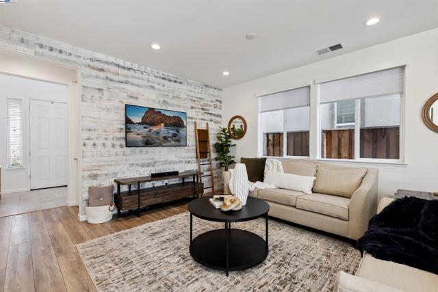 2209 Shiraz Cmn, Livermore CA: https://media.crmls.org/mediaz/aa832b0d-3be3-484d-96f9-ae6bc8b5607d.jpg