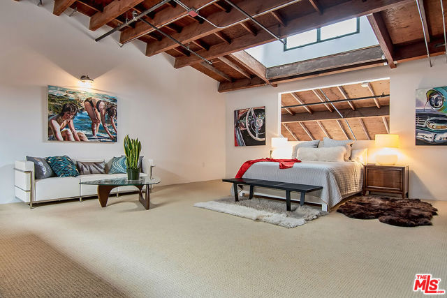 1046 Princeton Drive, Venice CA: https://media.crmls.org/mediaz/aa8339bf-9481-4a6c-8a14-5e5d904310fc.jpg