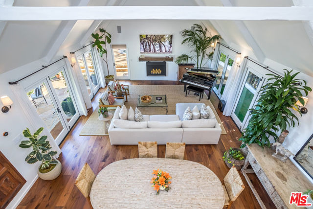 8149 Mannix Drive, Los Angeles CA: https://media.crmls.org/mediaz/aa833d66-be51-4904-9c64-72cf0e448467.jpg