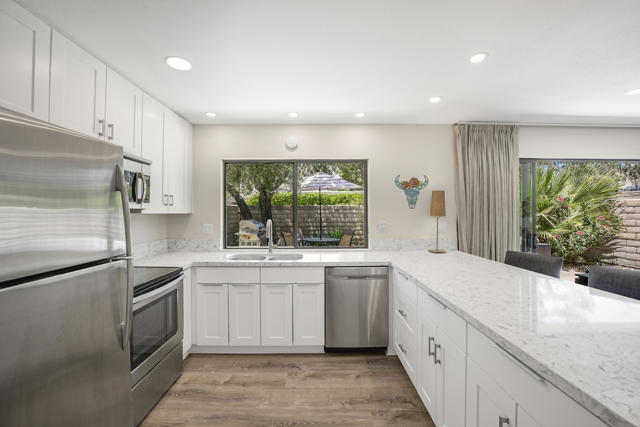 2006 E Sandalwood Drive, Palm Springs CA: https://media.crmls.org/mediaz/aa838022-517f-4d4f-aa3b-8652648c9ce2.jpg