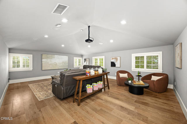 5008 La Canada Boulevard, La Canada Flintridge CA: https://media.crmls.org/mediaz/aa85939e-0b77-44d2-a562-dfd1a366f872.jpg