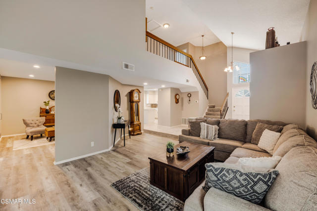 4471 Skyglen Court, Moorpark CA: https://media.crmls.org/mediaz/aa85e5bf-e1d2-4e2a-bae7-b9bc60f34f16.jpg