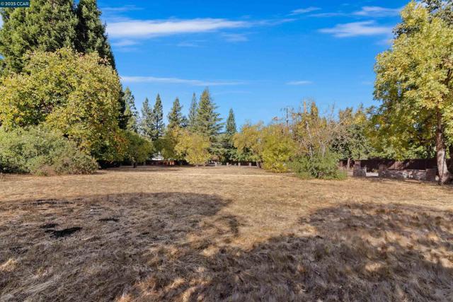 2339 Tice Valley Blvd, Walnut Creek CA: https://media.crmls.org/mediaz/aa86442a-46bf-48f9-819c-038eeaf8e57e.jpg