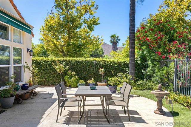 2385 Amber Oak Ln, Escondido CA: https://media.crmls.org/mediaz/aa87a4b6-7999-4322-ac16-304bec8531a9.jpg