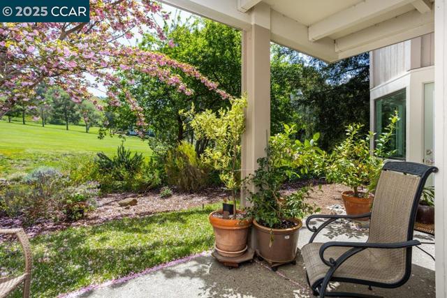 644 Terra Calif Dr, Walnut Creek CA: https://media.crmls.org/mediaz/aa890263-6c03-4288-a0f6-5aa77511b636.jpg