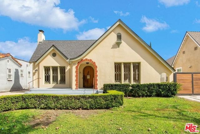 614 S Orange Drive, Los Angeles CA: https://media.crmls.org/mediaz/aa89a5d9-8c63-431c-85d5-dfedd0ef9540.jpg