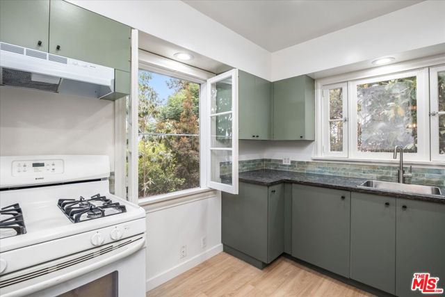 6612 Emmet Terrace, Los Angeles CA: https://media.crmls.org/mediaz/aa8a9206-13d3-47da-b4c3-a4b0fc50df23.jpg