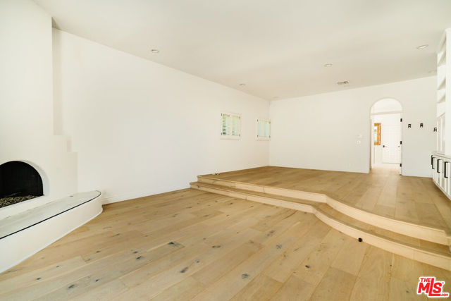609 21st Place, Santa Monica CA: https://media.crmls.org/mediaz/aa8ac635-d672-4c48-a90d-6bd28ffa0f51.jpg