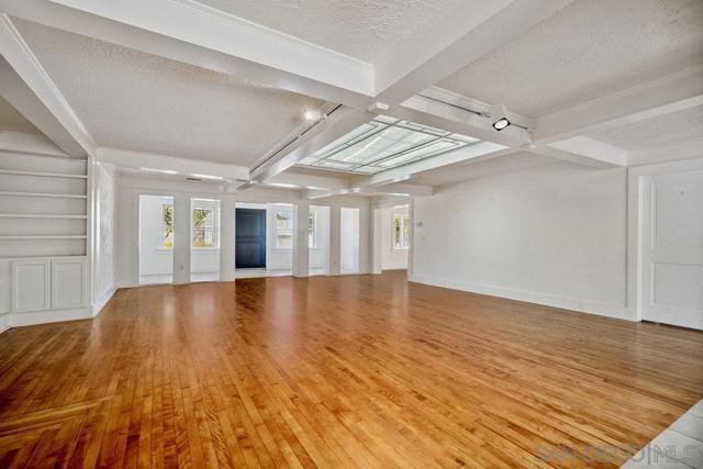 1312 3Rd St, Coronado CA: https://media.crmls.org/mediaz/aa8ad2d6-8334-41f4-ad55-3b568b34d3c0.jpg