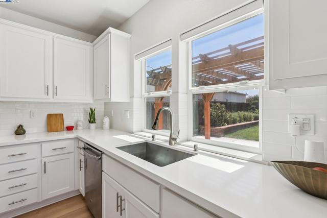 2145 Linden St, Livermore CA: https://media.crmls.org/mediaz/aa8ad8c6-ef20-46c0-b0d4-dd05952601ce.jpg