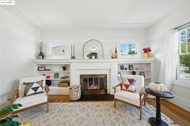 4415 Fleming Ave, Oakland CA: https://media.crmls.org/mediaz/aa8c13e1-ff49-439b-8d41-678bcc320356.jpg
