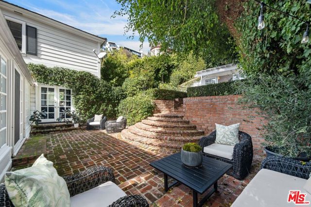 1455 Belfast Drive, Los Angeles CA: https://media.crmls.org/mediaz/aa8c177d-bd45-45cb-bb2c-9befac89445b.jpg