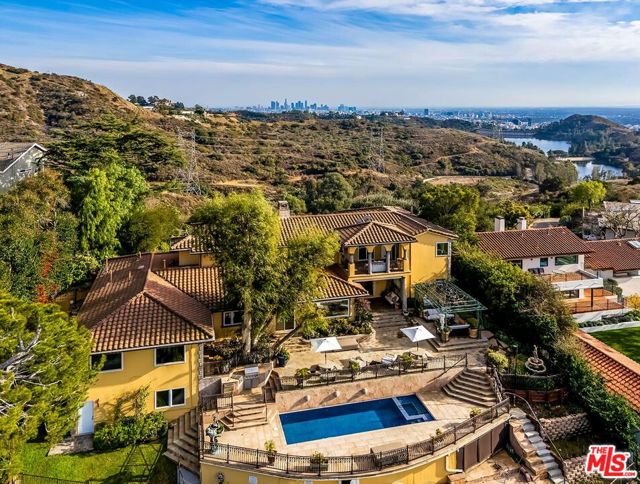 3595 Wonder View Drive, Los Angeles CA: https://media.crmls.org/mediaz/aa8d7192-09ea-474b-adbe-23b1a7ea5cb4.jpg
