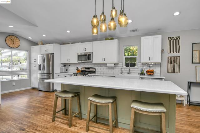 3061 Browning Ct, Brentwood CA: https://media.crmls.org/mediaz/aa8e32e9-b70a-4e86-9c34-566692c27564.jpg
