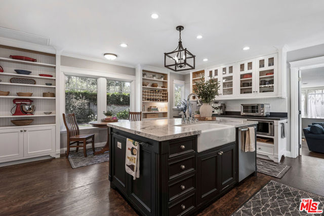 2555 N Altadena Drive, Altadena CA: https://media.crmls.org/mediaz/aa8e72d6-9c7d-4b8c-9f50-fbfe61ed4808.jpg