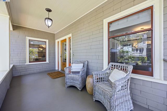 898 Union St, Alameda CA: https://media.crmls.org/mediaz/aa8eb3f0-fe9d-4f95-89d9-e6bc54e7f4f0.jpg