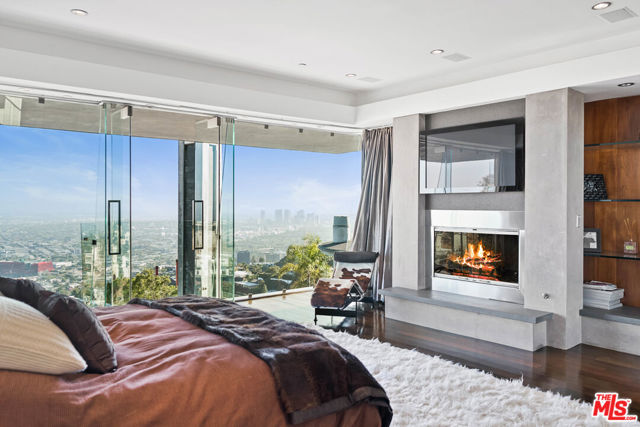 1742 Viewmont Drive, Los Angeles CA: https://media.crmls.org/mediaz/aa8ec3de-1f2a-41c8-9852-fc42857aa0cd.jpg
