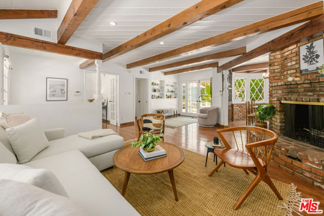 3856 Hayvenhurst Avenue, Encino CA: https://media.crmls.org/mediaz/aa8ef68b-9769-435e-84f4-636526bd3f2a.jpg