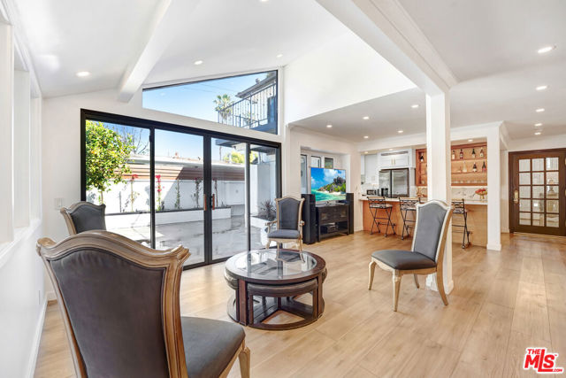 6409 Graves Avenue, Lake Balboa CA: https://media.crmls.org/mediaz/aa8faa1c-1dd5-4d2f-ae2b-3e80954418f8.jpg