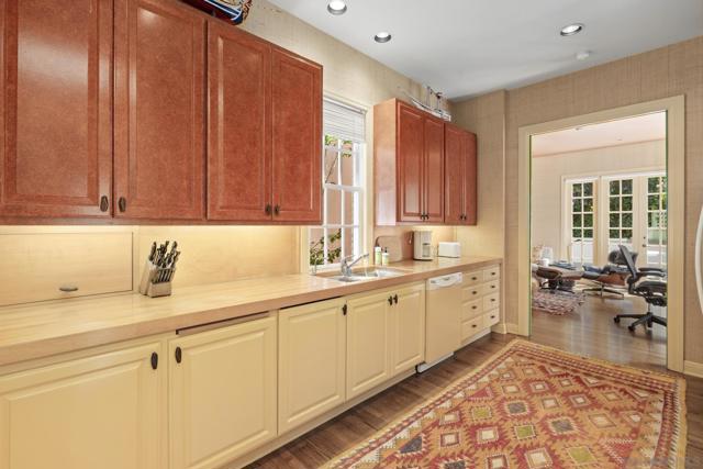 7612 Hillside Dr, La Jolla CA: https://media.crmls.org/mediaz/aa910923-190e-4a00-9fa5-2b9e49046d40.jpg