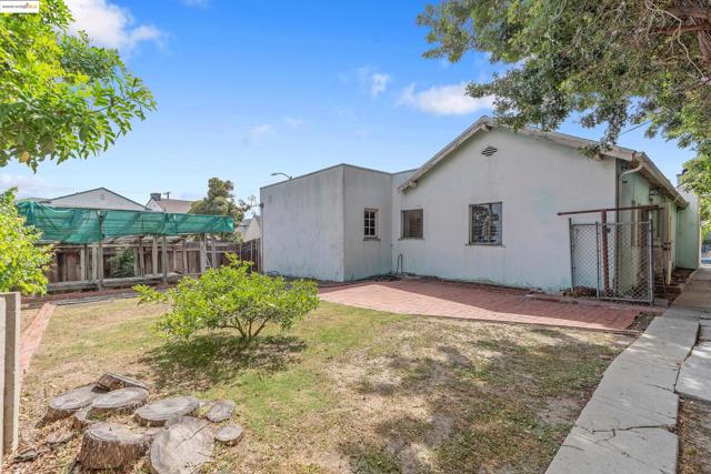 1136 S Ridgeley, Los Angeles CA: https://media.crmls.org/mediaz/aa91245a-d471-4c66-b702-eac7711a8055.jpg