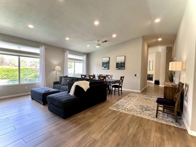 47875 Via Firenze, La Quinta CA: https://media.crmls.org/mediaz/aa914a66-4dc2-4695-8283-09ee039c49db.jpg