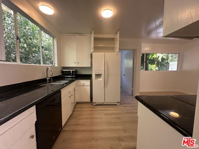 1555 San Ysidro Drive, Beverly Hills CA: https://media.crmls.org/mediaz/aa9151af-a4b1-487e-a8d7-198167f78665.jpg