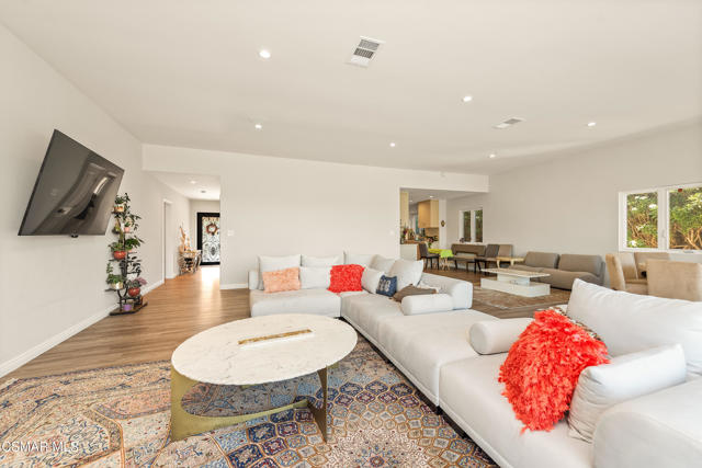 4148 Camino De La Cumbre, Sherman Oaks CA: https://media.crmls.org/mediaz/aa919993-4f4c-4971-9895-48fc4416acad.jpg