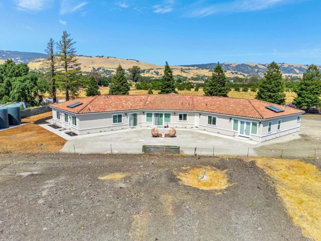 10055 Foothill Avenue, Gilroy CA: https://media.crmls.org/mediaz/aa919dd9-8395-41b0-8ac9-864c9c3c2ad8.jpg