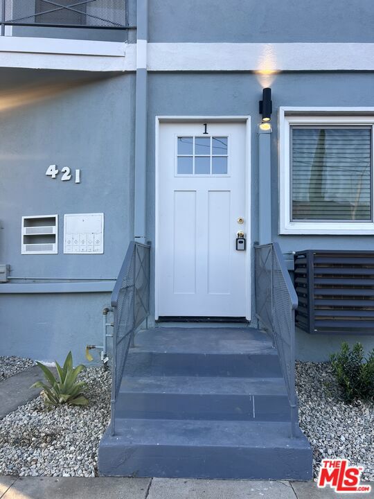 421 E Chevy Chase Drive, Glendale CA: https://media.crmls.org/mediaz/aa929f38-3f51-4ecf-9753-4a922156aefd.jpg