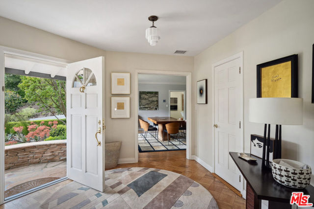 3818 Hollyline Avenue, Sherman Oaks CA: https://media.crmls.org/mediaz/aa92c0d9-893f-407c-bca2-0f64d2a23d2a.jpg