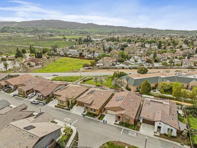 2008 White Oak Drive, Hollister CA: https://media.crmls.org/mediaz/aa92d7d1-a26c-4c7f-b546-87555d525185.jpg