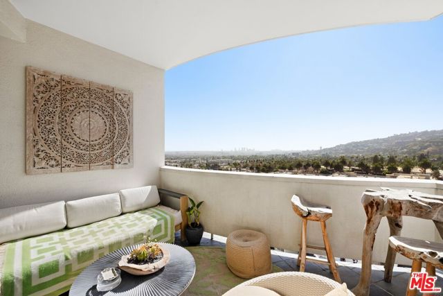 7250 Franklin Avenue, Los Angeles CA: https://media.crmls.org/mediaz/aa931211-c905-4884-b287-8154e0739b20.jpg