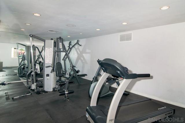 5037 Los Morros Way, Oceanside CA: https://media.crmls.org/mediaz/aa94e1fb-e9da-4b37-946b-740a224e6288.jpg