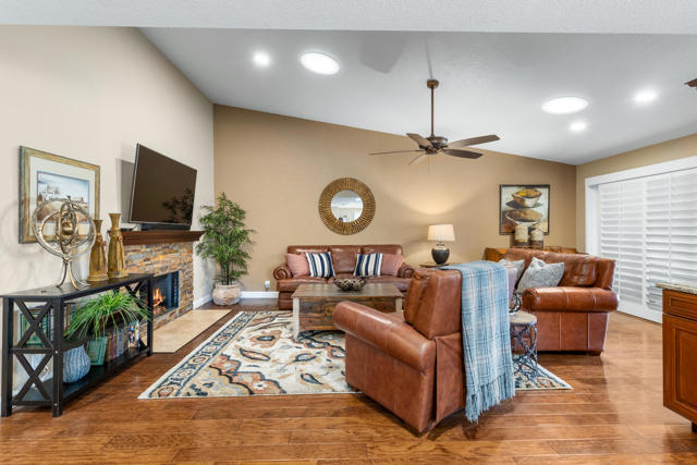 40 Joya Drive, Palm Desert CA: https://media.crmls.org/mediaz/aa957071-70e0-4cd1-ab57-862a43713c4e.jpg